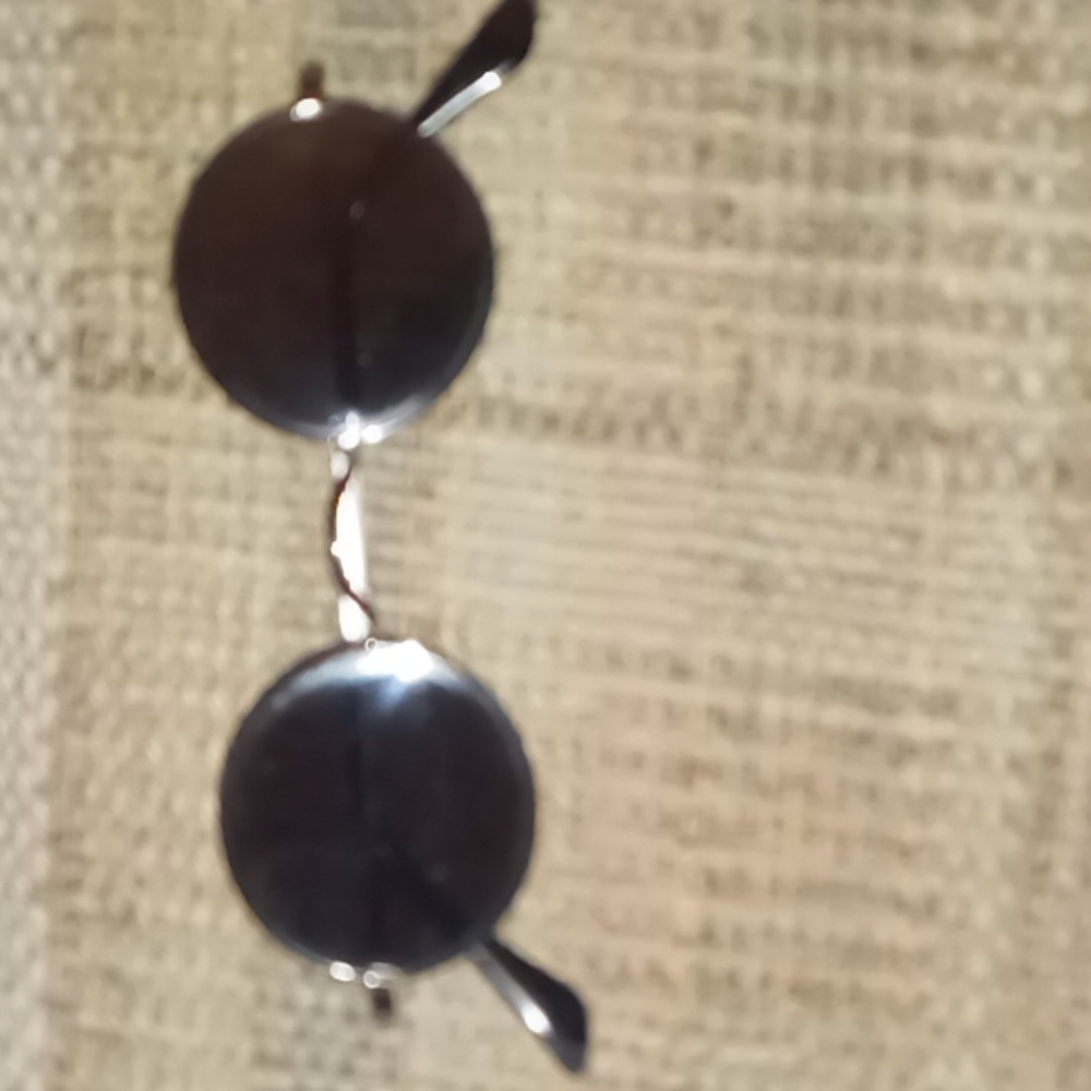 Men's or ladies round dark sunglasses